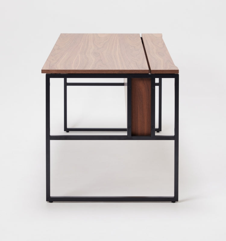 WAAKstation 2はサイズ幅120cm、奥行き70cm、高さ70cmのバリエーションを追加。ウォールナットとオークの2つの材種からお選びいただけます。